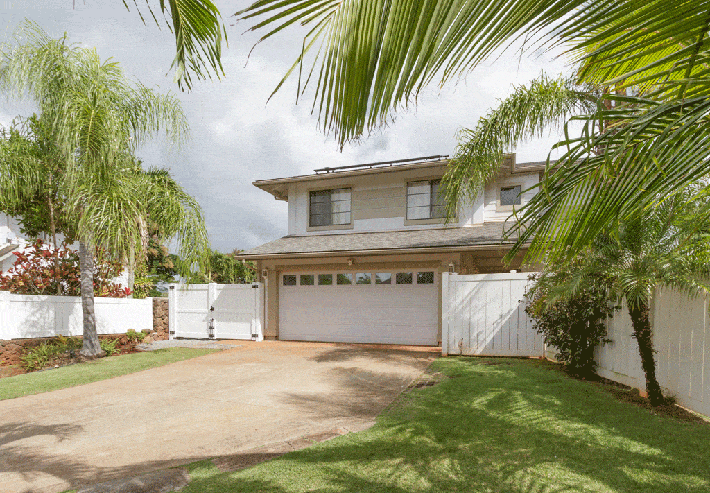 older home with trees in Waipahu Hi Tree Care honalulu hi 